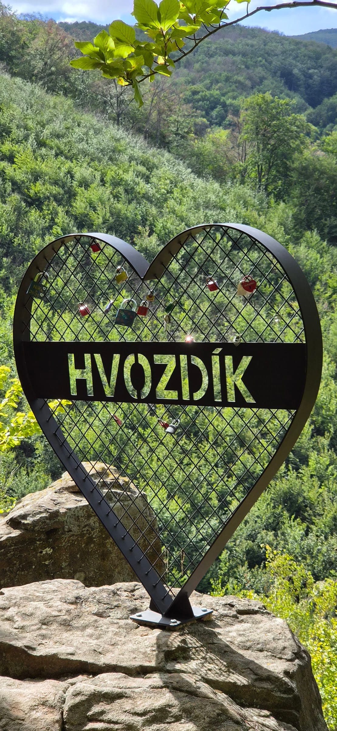 Železné srdce s nápisom Hvozdík na skale vyhliadky.