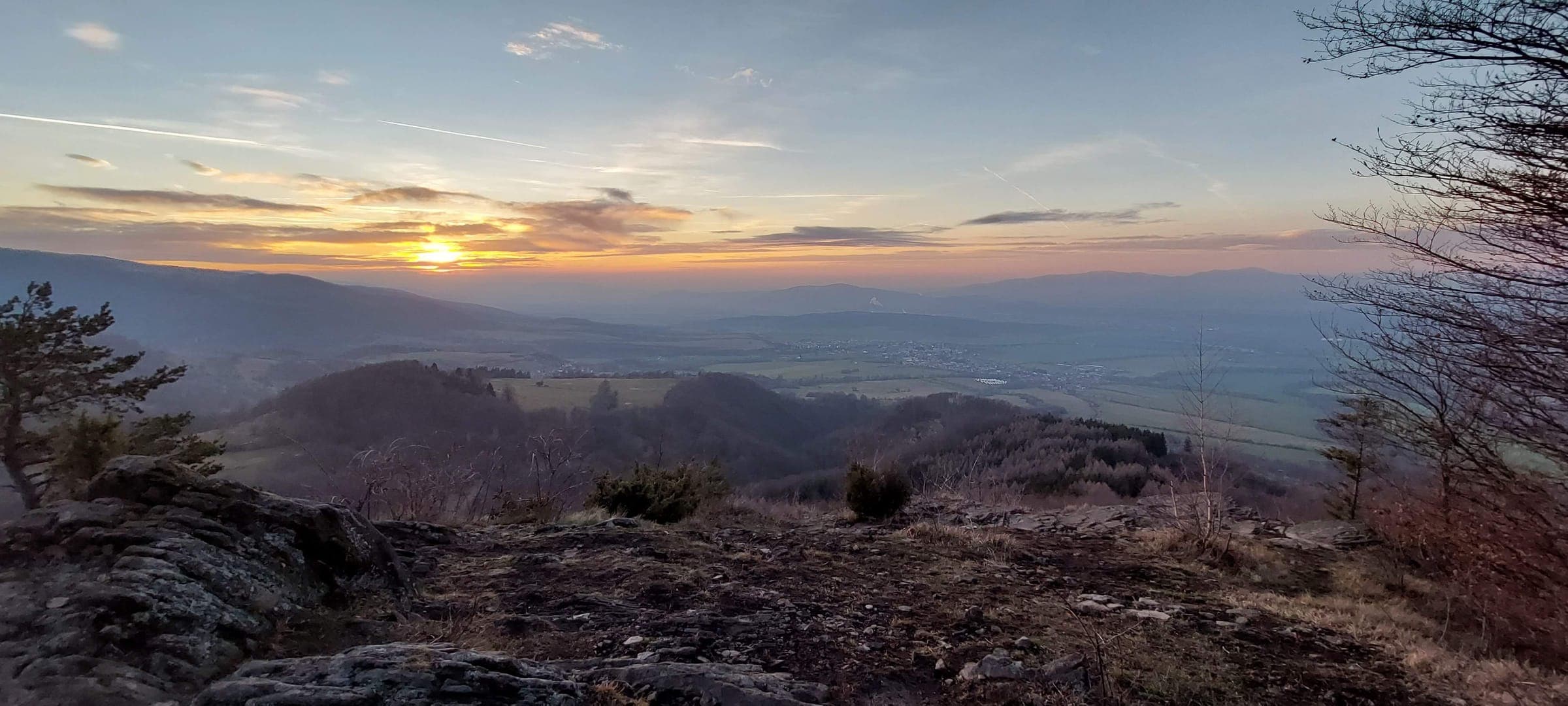 Skaly na Jančekovej skale pri západe slnka v decembri.