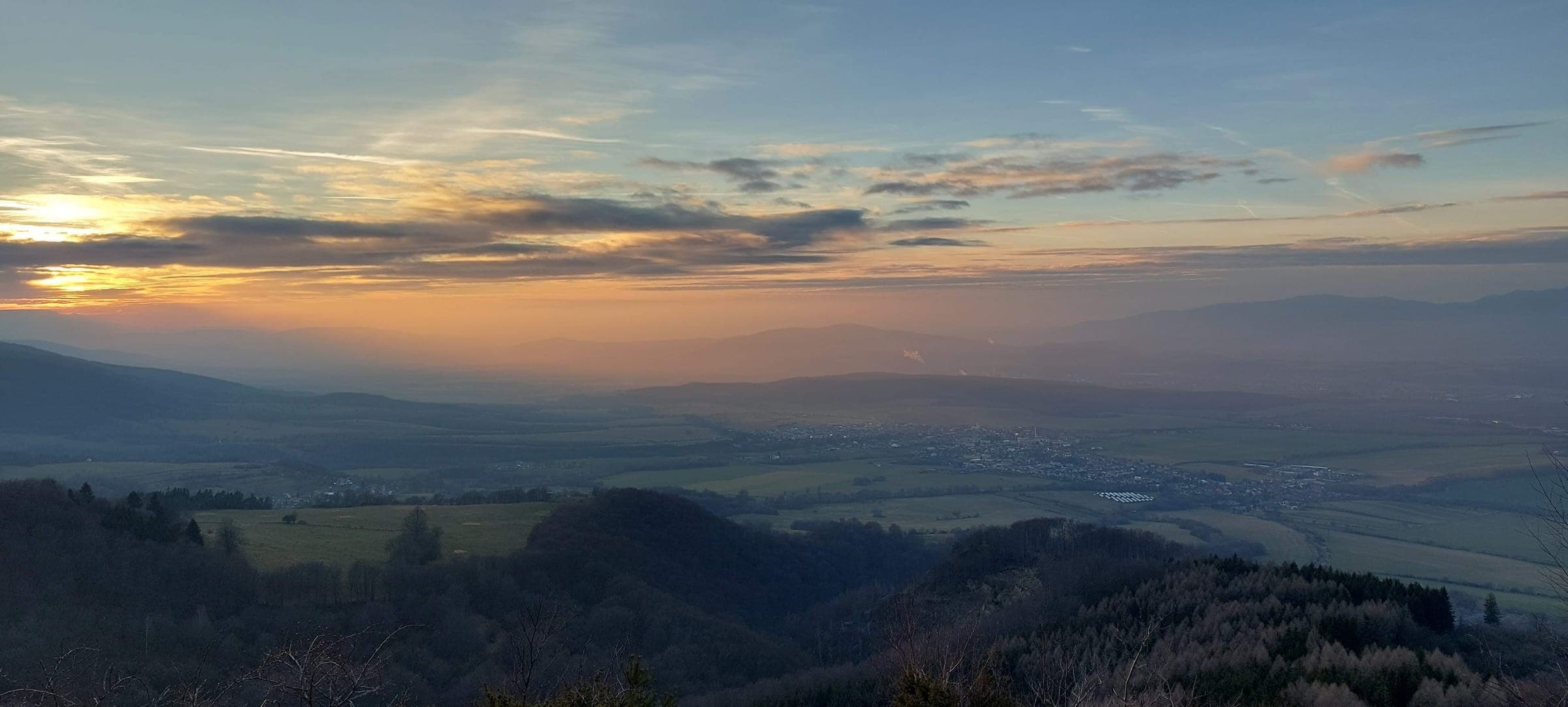 Západ slnka z Jančekovej skaly nad Hornonitrianskou kotlinou.