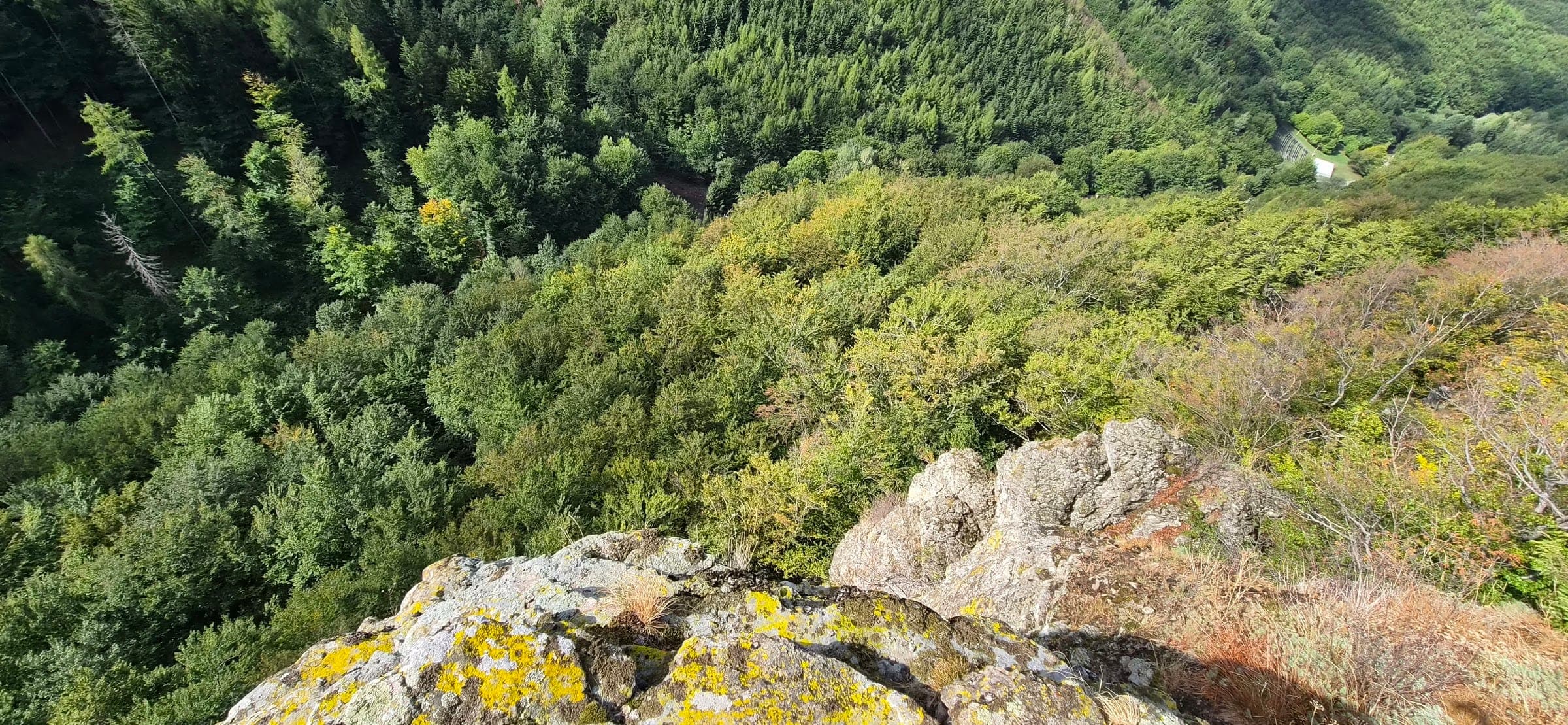 Pohľad z Jitkinej vyhliadky dolu do Baškovej doliny.