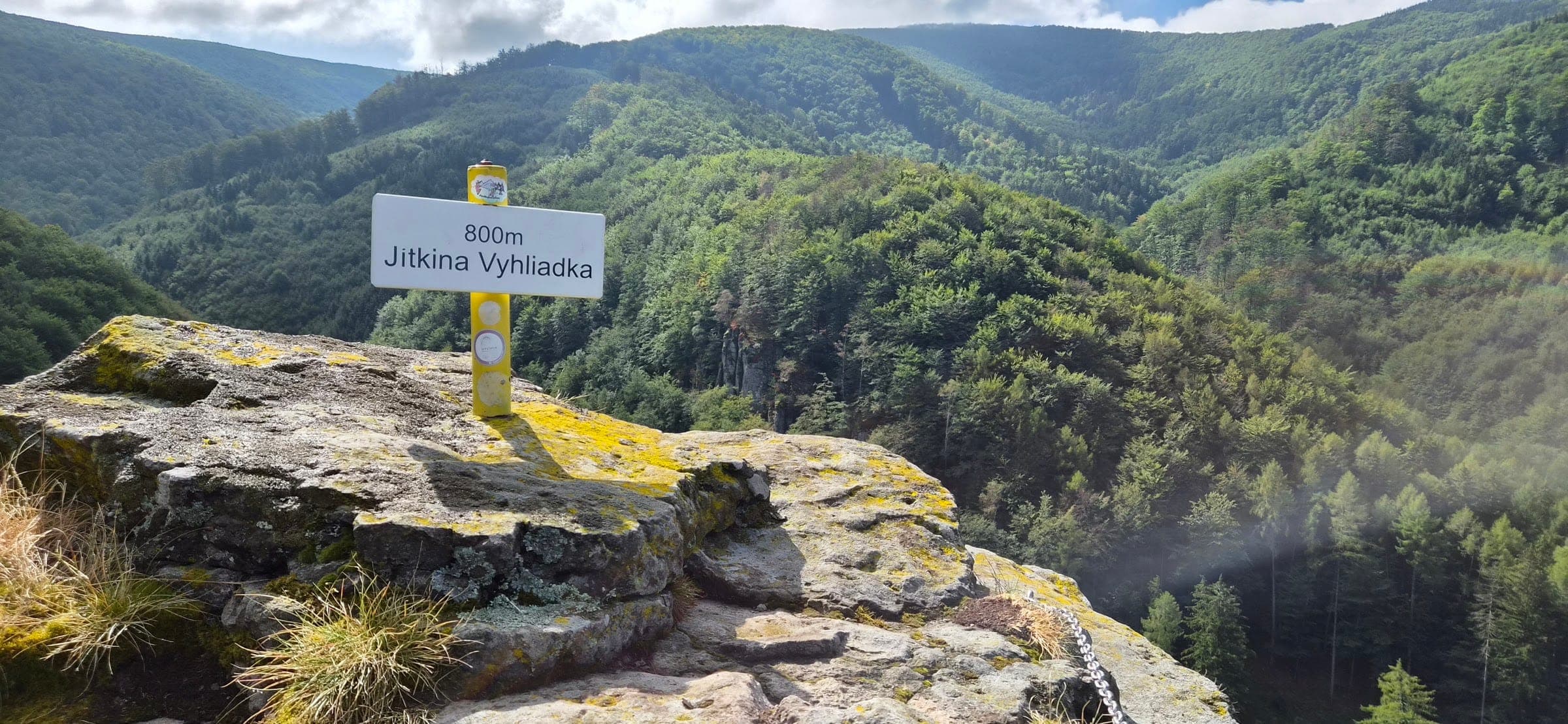 Tabuľka Jitkinej vyhliadky na Novácke skale.