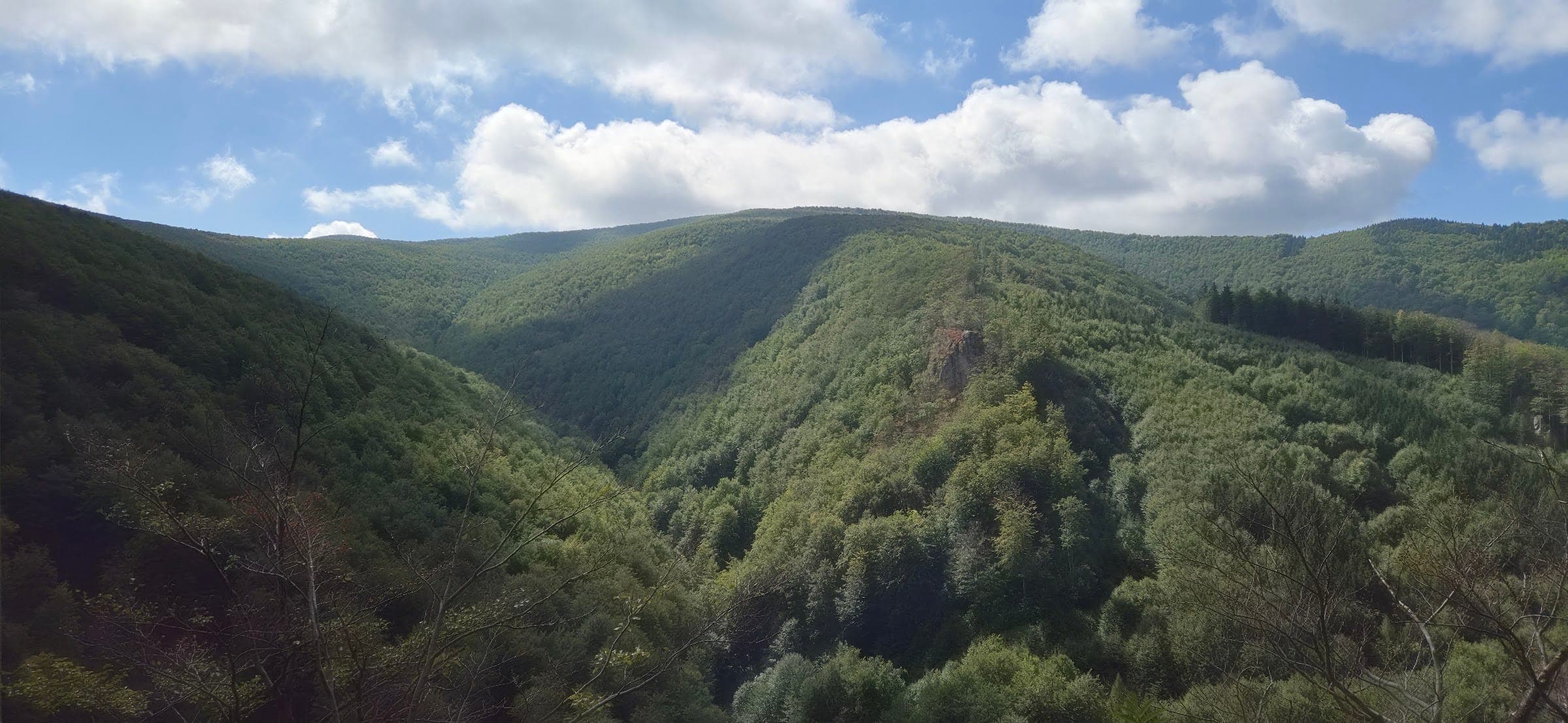 Panoráma pri Kardama muni, najvyššom bode prvej polovice okruhu.