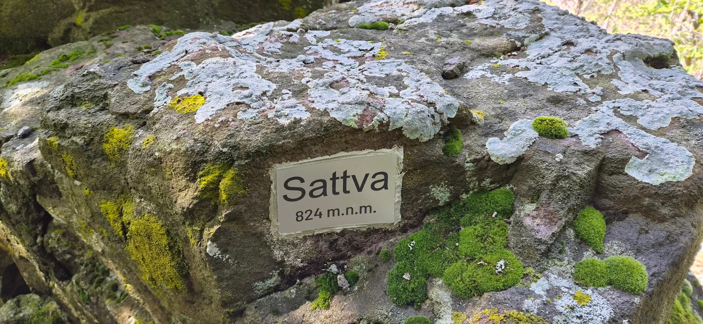 Tabuľka Sattva — 824 m n. m., medzi Novácou skalou a Dévahúti.