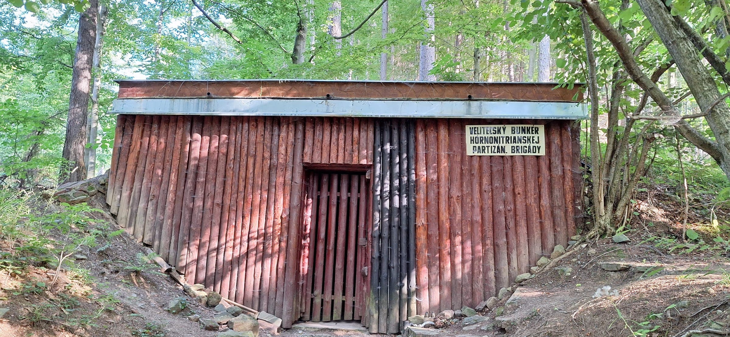 Zrekonštruovaný veliteľský bunker Hornonitrianskej partizánskej brigády nad chatou Smrečina.
