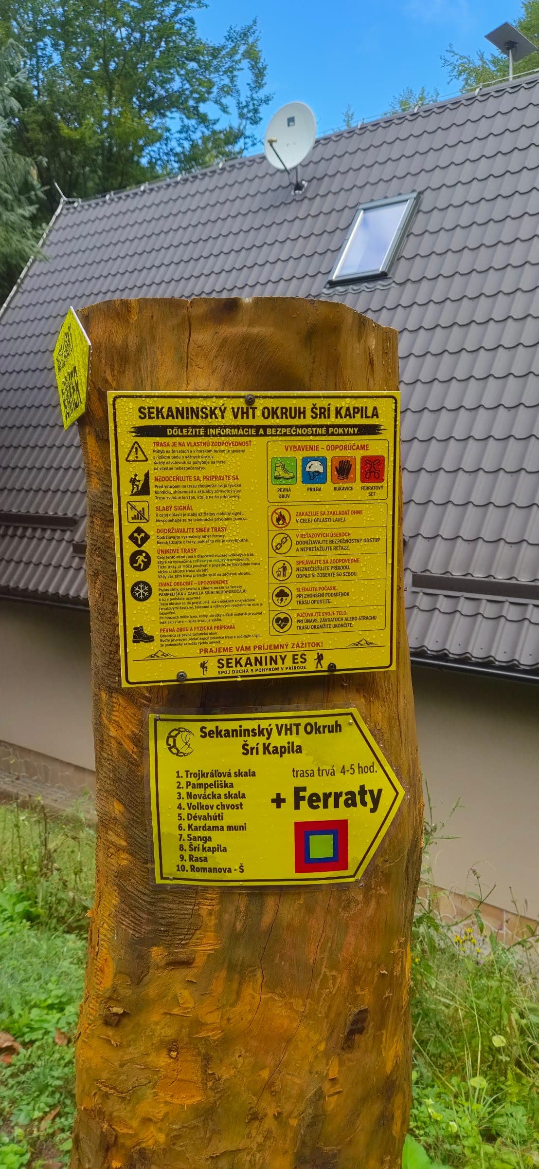 Informačná tabuľa okruhu s bezpečnostnými pokynmi pri štarte.
