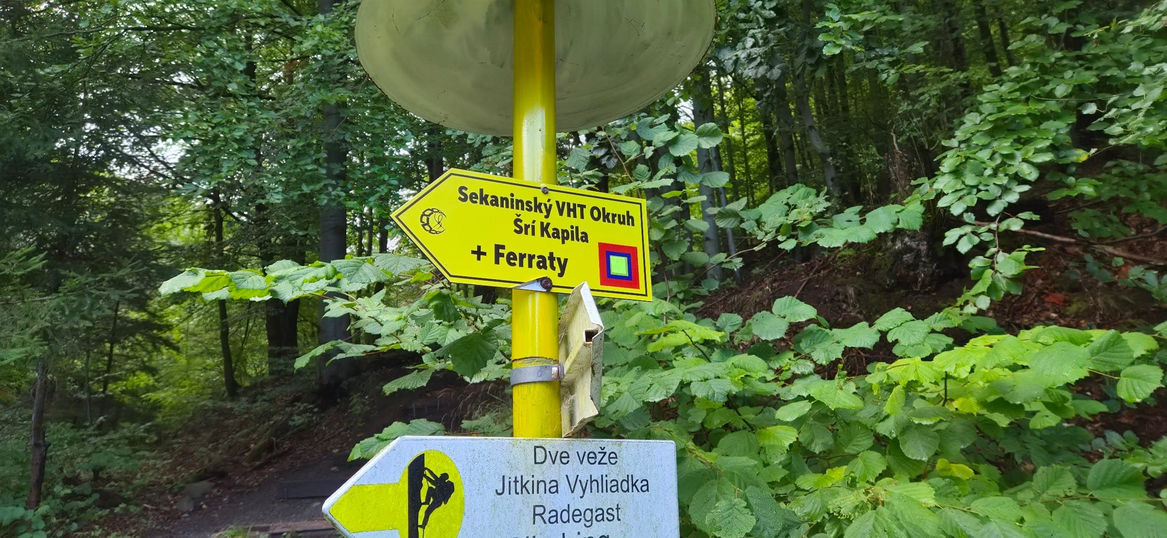 Smerovník pri štarte: okruh Šrí Kapila s ferratami a odbočky k Dvom vežiam, Jitkinej vyhliadke a Radegastu.
